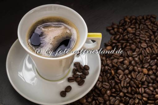 Becher Kaffee mit Kaffeebohnen