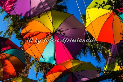 Farbenfrohe Überdachung aus Regenschirmen