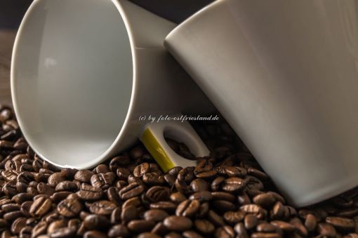 Kaffebecher und Kaffeebohnen