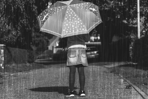 Mädchen im Regen